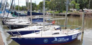 A Escola de Vela Minuano aplicou adesivo plotagem nos cascos dos seus barcos da ...