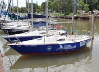 A Escola de Vela Minuano aplicou adesivo plotagem nos cascos dos seus barcos da ...