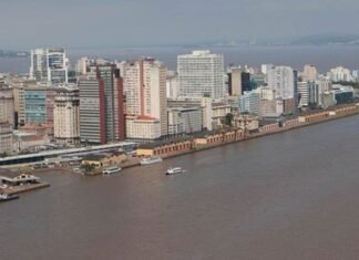 O Veleiros do Sul auxiliou o trabalho de monitoramento da água do Guaíba realiza...