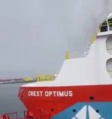 Close manoeuvring ! Close manoeuvring !
