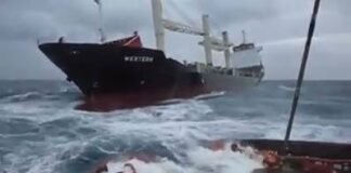 Would you dare working in such condition !  That's real Life at Sea