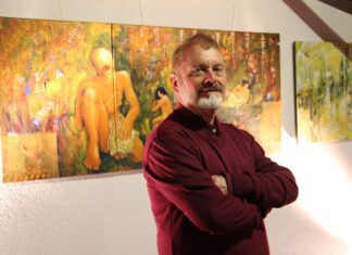 A vernissage do artista plástico Julio Bernet continua no mezanino do Salão Soci...