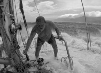 Tempestade na travessia entre Timor e Bali