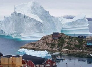 Iceberg se aproxima de aldeia na Groenlândia e deixa população em alerta Iceberg se aproxima de aldeia na Groenlândia e deixa população em alerta