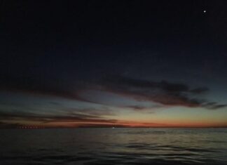 Anoitecer visto a bordo na subida da costa sul do Brasil, nas proximidades de Ri...