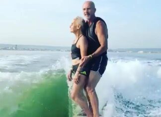 A mulher é cega e o filho faz uma surpresa pra ela!!!… A mulher é cega e o filho faz uma surpresa pra ela!!!...