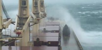 Assistir a Bulk carrier through the storm in South China sea
