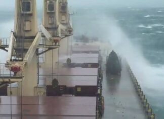 Assistir a Bulk carrier through the storm in South China sea Assistir a Bulk carrier through the storm in South China sea