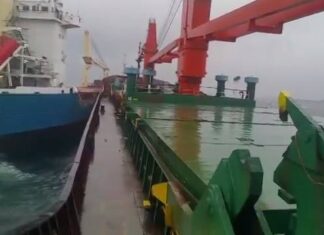 Assistir a General Cargo ships Collision due to Anchor Dragging in Rough Sea Assistir a General Cargo ships Collision due to Anchor Dragging in Rough Sea