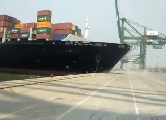 Assistir a Container ship collide with jetty at JNPT Mumbai Port