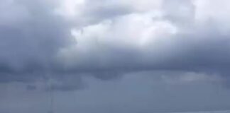Assistir a Stunning footage of a waterspout over the Black Sea