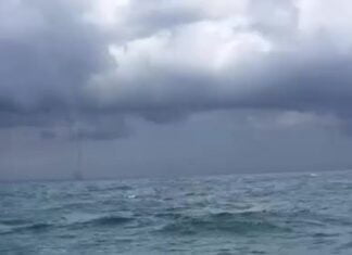 Assistir a Stunning footage of a waterspout over the Black Sea Assistir a Stunning footage of a waterspout over the Black Sea