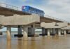 Mais baixa, nova ponte do Guaiba prejudica travessia de barcos