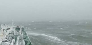Assistir a Tanker in Rough Sea