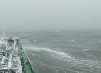 Assistir a Tanker in Rough Sea Assistir a Tanker in Rough Sea