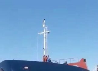 Assistir a A Vessel hit the Jetty at port of Barranquilla, Colombia.