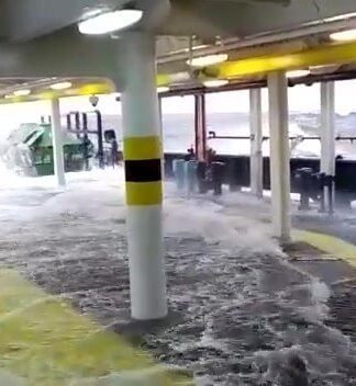Assistir a Deck Washing!