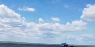 Assistir a Ferry rescuing a sinking boat