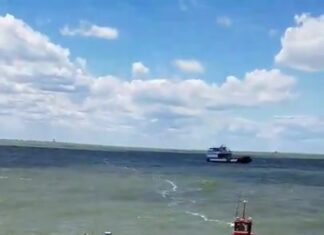 Assistir a Ferry rescuing a sinking boat Assistir a Ferry rescuing a sinking boat