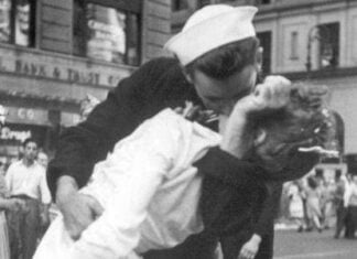 Morre aos 95 anos o marinheiro da icônica foto do beijo após fim da 2ª Guerra