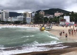 Salvamento na praia do Arpoardor, Rio de Janeiro...