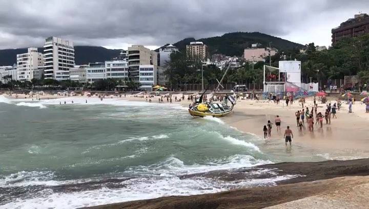 Salvamento Na Praia Do Arpoardor, Rio De Janeiro... 1 Salvamento Na Praia Do Arpoardor, Rio De Janeiro... 1