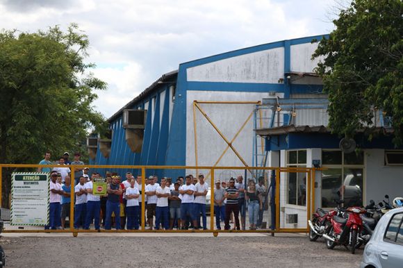 Funcionários De Fábrica De Barcos Realizam Protesto Em Santa Cruz 1