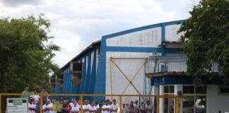 Funcionários de fábrica de barcos realizam protesto em Santa Cruz