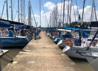 Velejar no Rio Guaíba a bordo do Canibal, do Cmte Andreas Bernauer, no início do...
