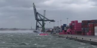  a Strong winds topple containers in the port of Antwerp
