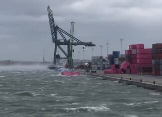  a Strong winds topple containers in the port of Antwerp