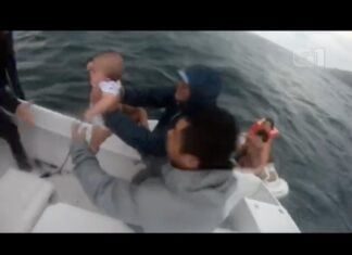 VÍDEO: Família com bebê é resgatada de bote à deriva após naufrágio em Ilhabela, SP