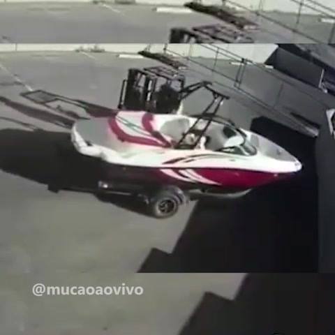 Manobrando Lancha Sobre A Carreta (Não É Exatamente Um Vídeo Náutico) 1