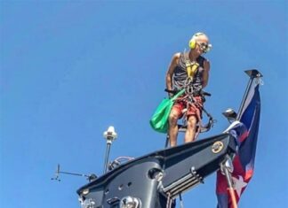 Seria um tiozinho no tope de mastro, ou um playmobil? Seria um tiozinho no tope de mastro, ou um playmobil?