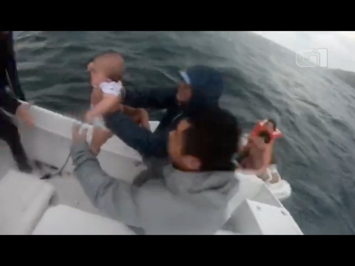 Vídeo: Família Com Bebê É Resgatada De Bote À Deriva Após Naufrágio Em Ilhabela, Sp Vídeo: Família Com Bebê É Resgatada De Bote À Deriva Após Naufrágio Em Ilhabela, Sp 1
