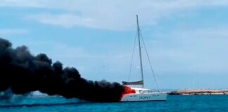 Espectacular incendio de un catamarán en Formentera