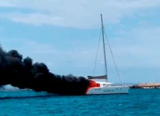 Espectacular incendio de un catamarán en Formentera