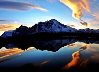 Lago dos Cisnes
 Glaciar Perito Moreno
 Patagonia Argentina
 Foto  Andre Issi
 M...