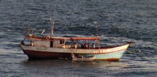 Pescadores cearenses que ficaram 24 dias à deriva tinham apenas farinha para se alimentar; fotos mostram resgate