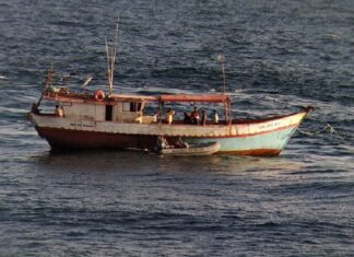 Pescadores cearenses que ficaram 24 dias à deriva tinham apenas farinha para se alimentar; fotos mostram resgate Pescadores cearenses que ficaram 24 dias à deriva tinham apenas farinha para se alimentar; fotos mostram resgate