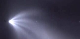 ¡Un meteorito entrando en la atmósfera!
Um meteoro a entrar na atmosfera!