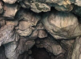 Explorando uma das tantas grutas de Capri Explorando uma das tantas grutas de Capri
