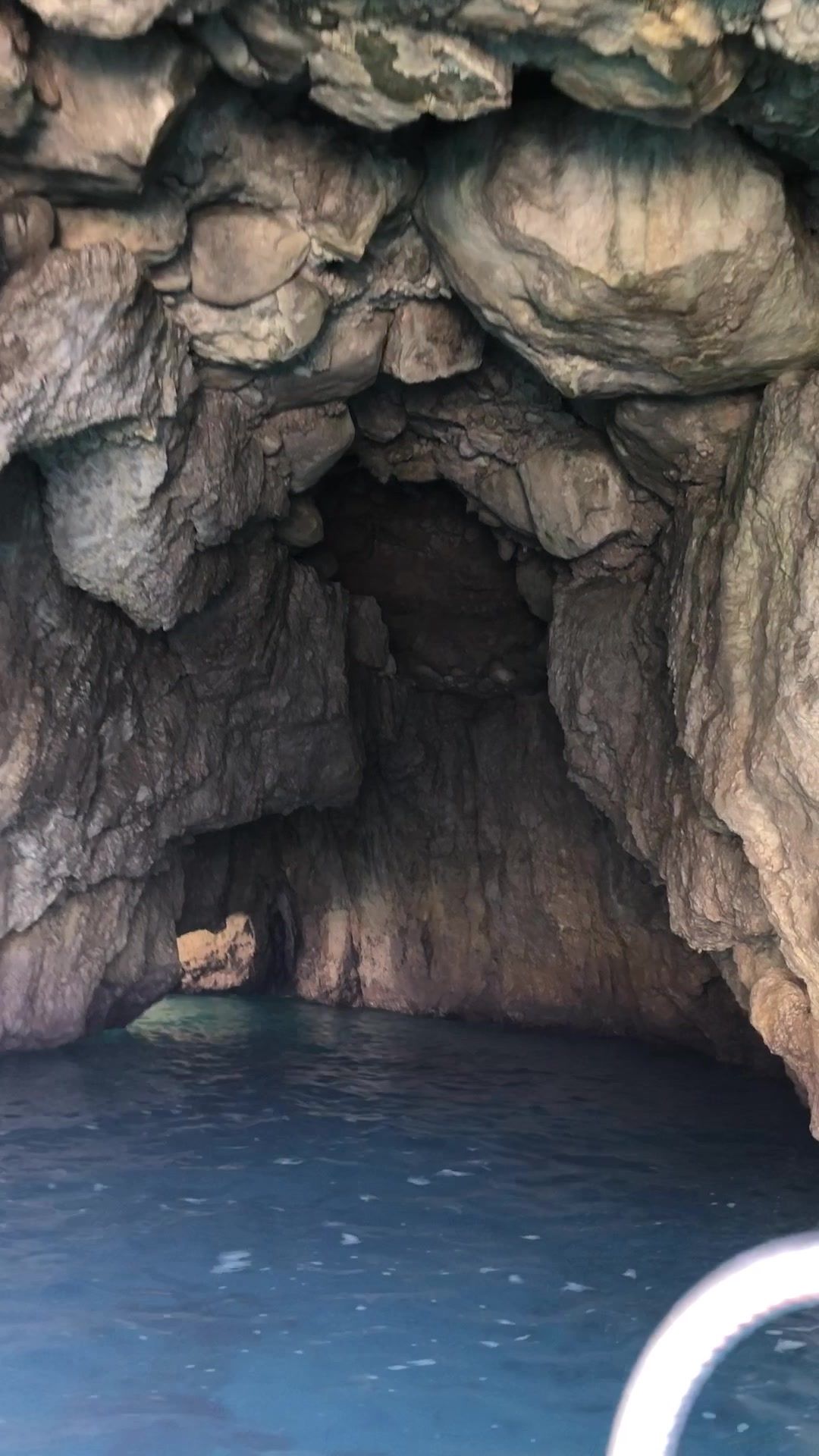 Explorando Uma Das Tantas Grutas De Capri 1
