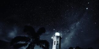 Farol de Itapuã a noite, com a pontinha da via láctea aparecendo... (mas com mui...