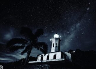 Farol de Itapuã a noite, com a pontinha da via láctea aparecendo… (mas com mui… Farol de Itapuã a noite, com a pontinha da via láctea aparecendo... (mas com mui...