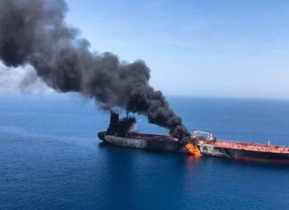 Para quem tem barco de aço…
Navio petroleiro incendiado por detonação de mina… Para quem tem barco de aço...
Navio petroleiro incendiado por detonação de mina...