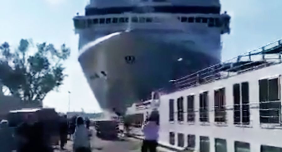 Urgente: Msc Opera Perde O Controle, Atinge Barco Com Turistas E Se Choca Com Doca Na Itália Urgente: Msc Opera Perde O Controle, Atinge Barco Com Turistas E Se Choca Com Doca Na Itália 1