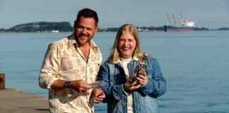 Após encontrar carta que cruzou oceano em uma garrafa, brasileira recebe visita de autor americano no RS