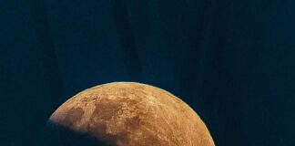 Eclipse parcial da lua visto pelas lentes de Bruno Prisco Jr, no Clube dos Janga...