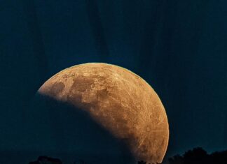 Eclipse parcial da lua visto pelas lentes de Bruno Prisco Jr, no Clube dos Janga… Eclipse parcial da lua visto pelas lentes de Bruno Prisco Jr, no Clube dos Janga...